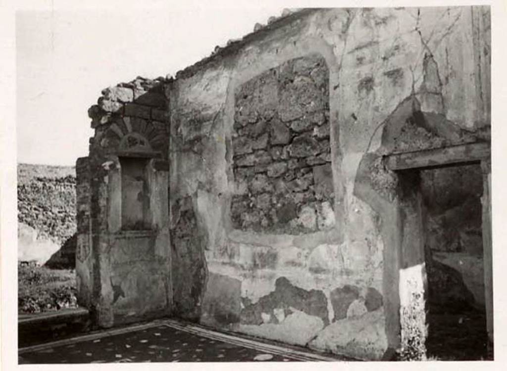 VI.9.5 Pompeii. Pre-1942. 
Tablinum 26, looking towards south wall where the hole in the plaster remains after the painting of Hercules, Nessus and Deianeira was cut out and removed to the Naples Museum.
See Warscher, T. 1942. Catalogo illustrato degli affreschi del Museo Nazionale di Napoli. Sala LXXIX. Vol.1. Rome, Swedish Institute.
