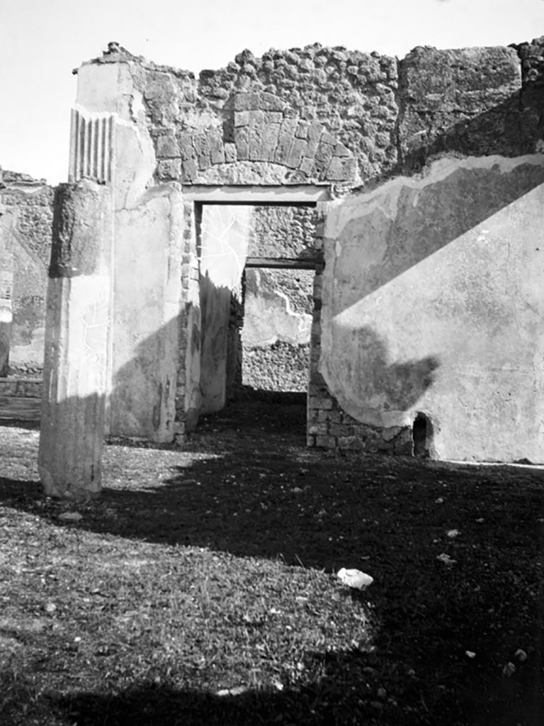 VI.9.5 Pompeii. W715.  
Looking east to doorway to room 28, an oecus in south-east corner of Corinthian atrium. 
Photo by Tatiana Warscher. Photo © Deutsches Archäologisches Institut, Abteilung Rom, Arkiv.