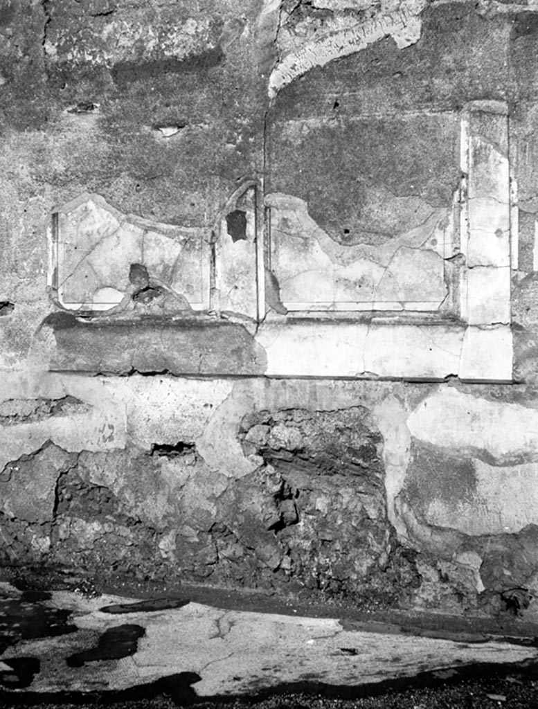VI.9.5 Pompeii. W733.  Room 32, north wall with remains of wall decorations.
Photo by Tatiana Warscher. Photo © Deutsches Archäologisches Institut, Abteilung Rom, Arkiv.