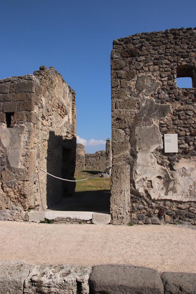 VI.9.5 Pompeii. October 2022. 
Looking east towards entrance doorway and fauces 14. Photo courtesy of Klaus Heese.