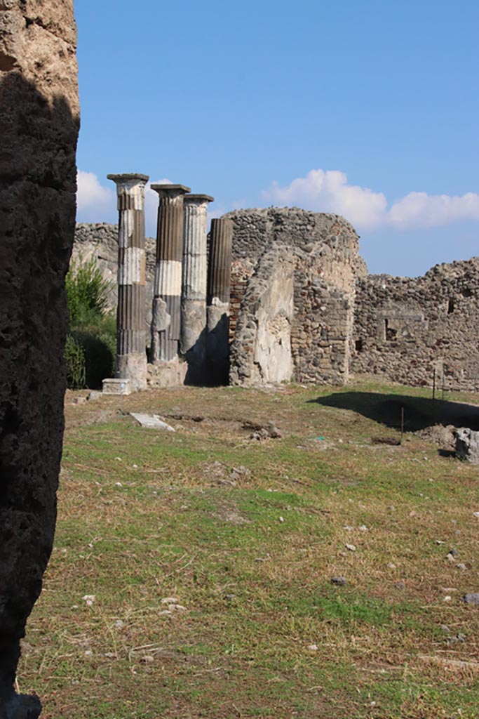 VI.9.5 Pompeii. October 2022. 
Looking north-east across atrium 16, from entrance corridor. Photo courtesy of Klaus Heese.
(The remaining columns, on the left, are from the peristyle area of VI.9.3).