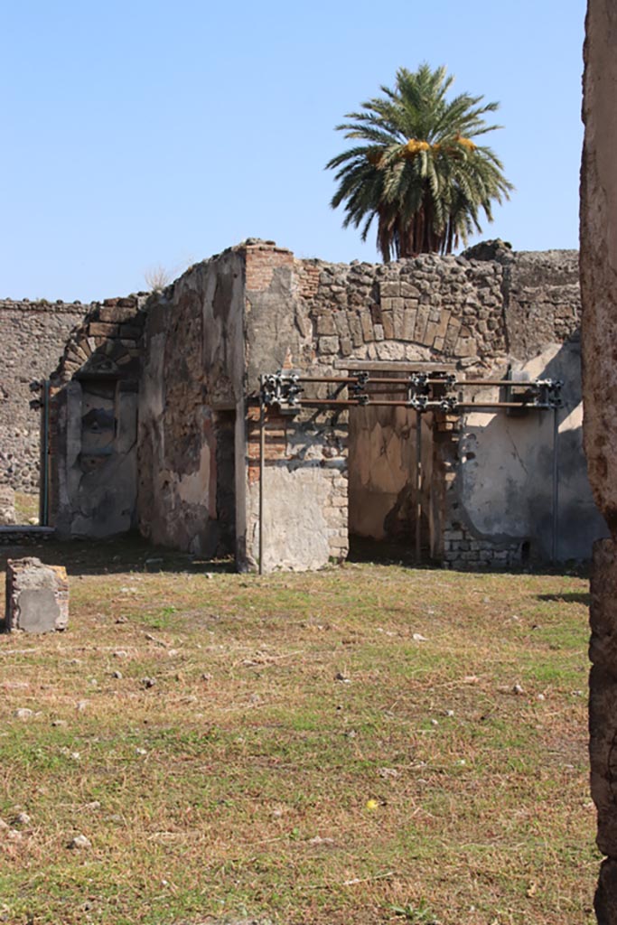 VI.9.5 Pompeii. October 2022. 
Looking south-east across atrium 16, from entrance corridor. Photo courtesy of Klaus Heese.