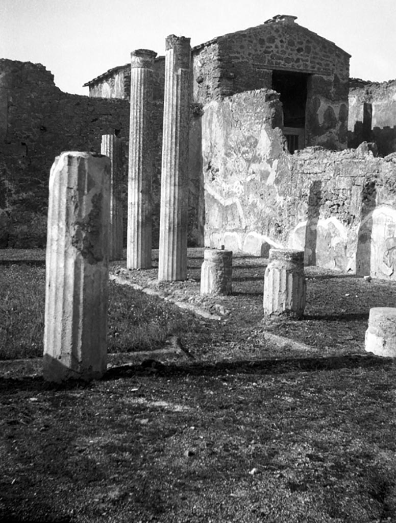 VI.9.5 Pompeii. W701. Corinthian atrium 16, looking across north portico towards north-west corner.
Photo by Tatiana Warscher. Photo © Deutsches Archäologisches Institut, Abteilung Rom, Arkiv.