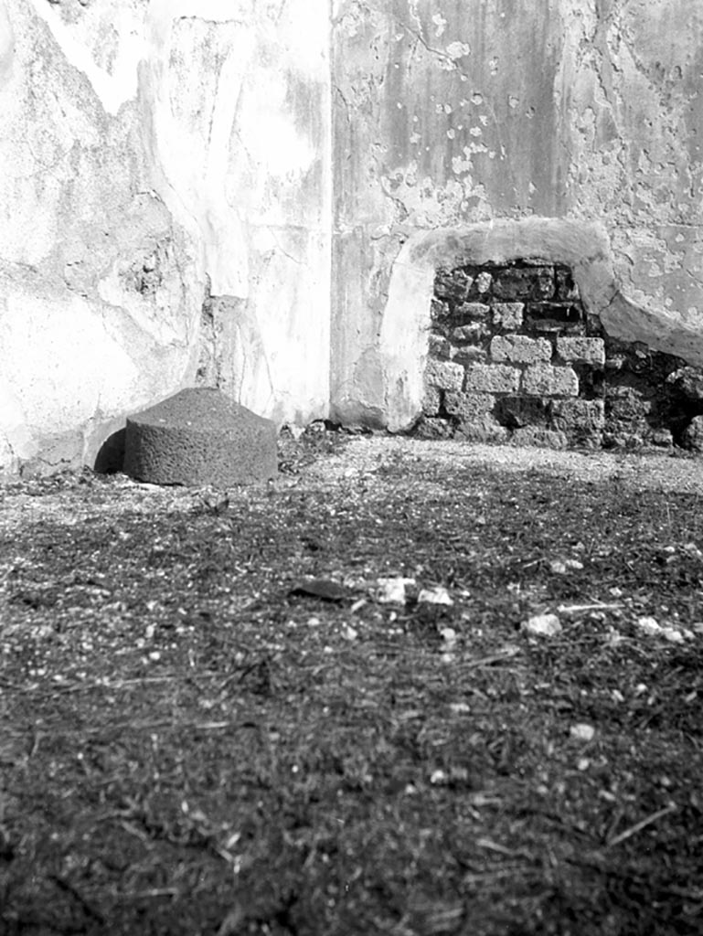 VI.9.5 Pompeii. W706. Corinthian atrium 16, looking into north-east corner.
Photo by Tatiana Warscher. Photo © Deutsches Archäologisches Institut, Abteilung Rom, Arkiv.