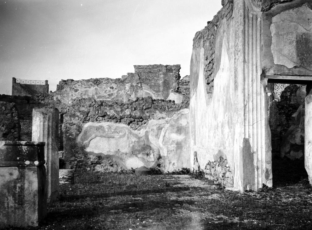 VI.9.5 Pompeii.  W705.  Corinthian atrium 16, looking towards north-east corner along east portico.
The doorway to room 27 can be seen on the right.
Photo by Tatiana Warscher. Photo © Deutsches Archäologisches Institut, Abteilung Rom, Arkiv.