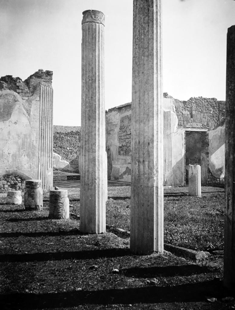 VI.9.5 Pompeii. W704. Looking south-east across north portico to tablinum 26 and room 28.
Photo by Tatiana Warscher. Photo © Deutsches Archäologisches Institut, Abteilung Rom, Arkiv.