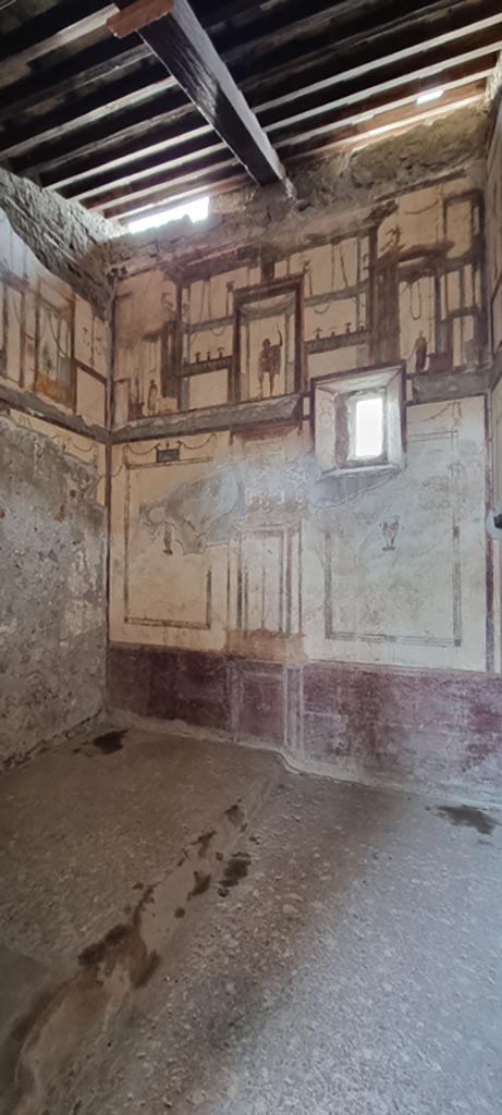 VI.9.6 Pompeii. December 2023. 
Room 16, looking west across floor and raised bed area.
Photo courtesy of Miriam Colomer.