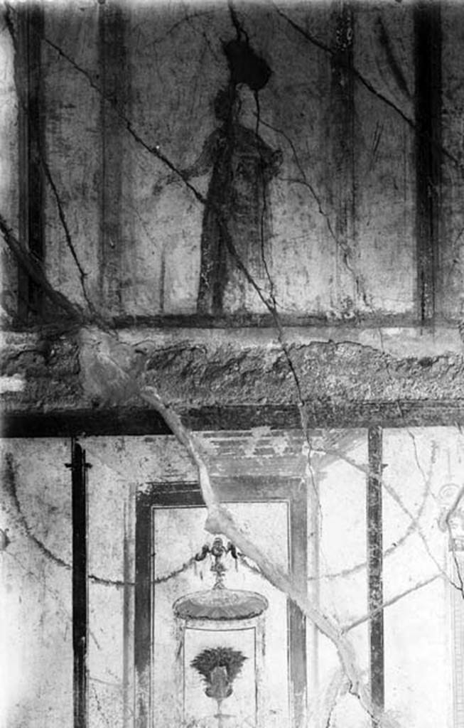 231313 Bestand-D-DAI-ROM-W.0300.jpg
VI.9.6 Pompeii. W.300. Room 16, detail from north wall.
Photo by Tatiana Warscher. With kind permission of DAI Rome, whose copyright it remains. 
See http://arachne.uni-koeln.de/item/marbilderbestand/231313