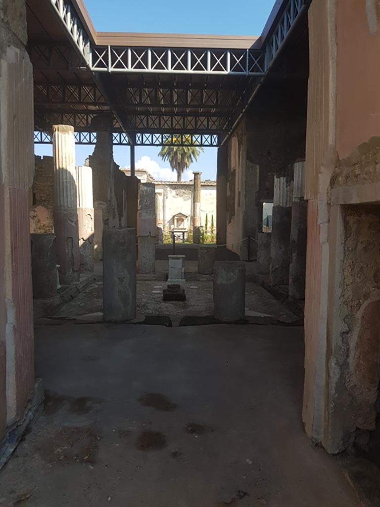VI.9.6 Pompeii. October 2022. 
Looking east from entrance doorway, across atrium towards peristyle. Photo courtesy of Klaus Heese.