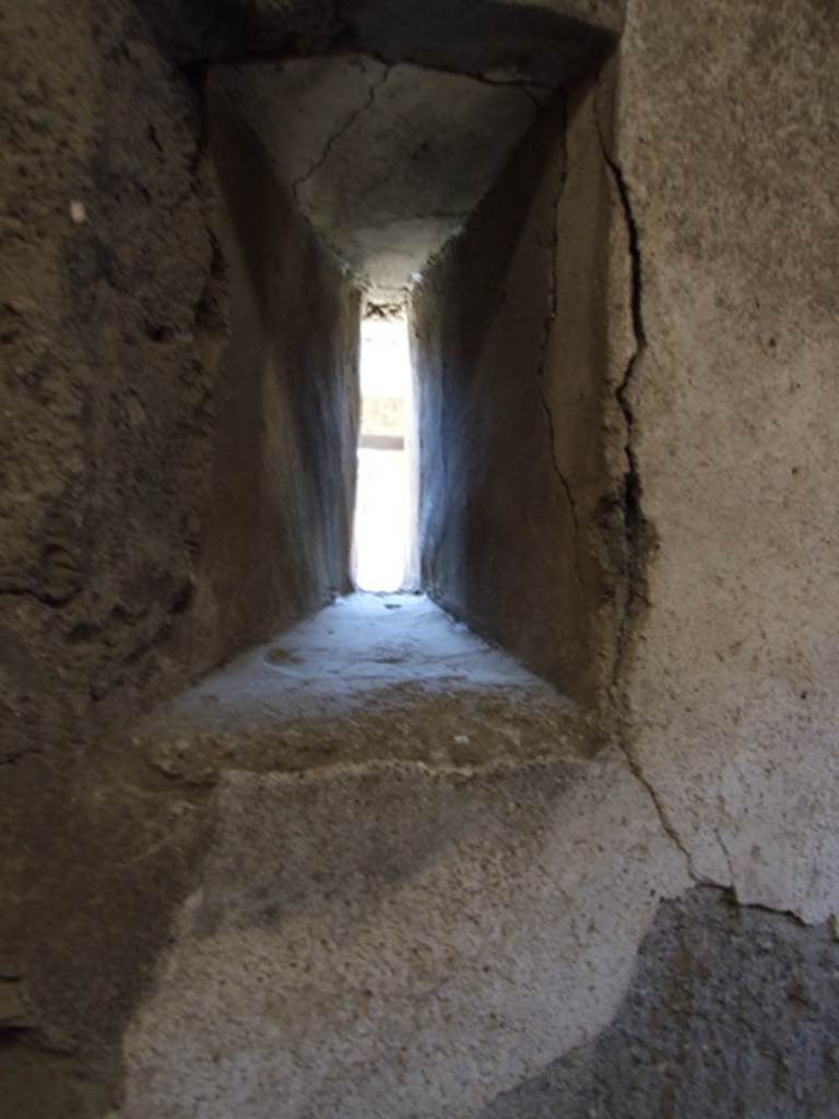 VI.9.6 Pompeii. March 2009. Room 7, slit window overlooking peristyle in south wall.