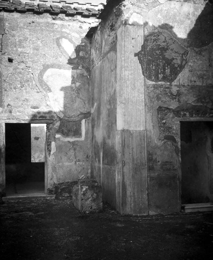 VI.9.6 Pompeii. W.794. Room 3, atrium, south east side with doorways to room 8 (on left) and room 7 (on right).
Photo by Tatiana Warscher. Photo © Deutsches Archäologisches Institut, Abteilung Rom, Arkiv.
