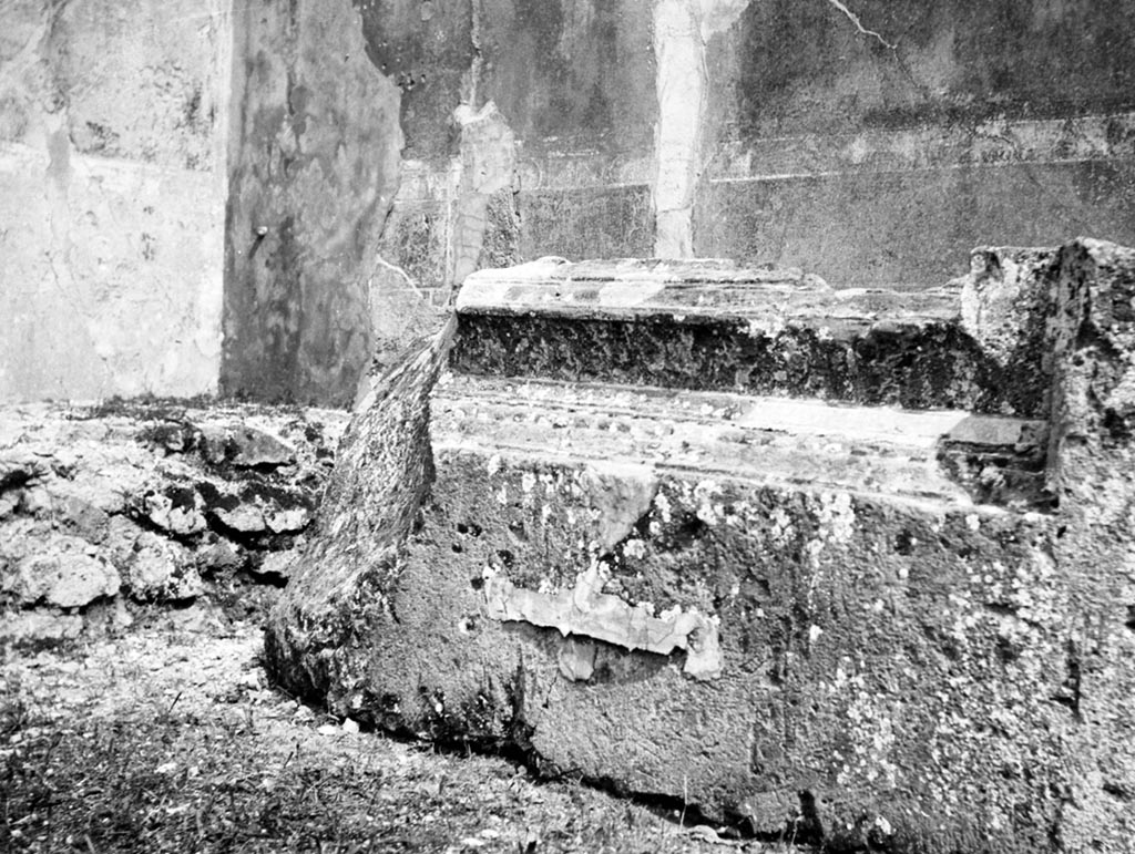 VI.9.6 Pompeii. W.771. Room 3, atrium – architectural fragment near south wall.
Photo by Tatiana Warscher. Photo © Deutsches Archäologisches Institut, Abteilung Rom, Arkiv.