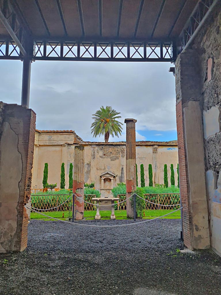 VI.9.6 Pompeii. November 2023. 
Looking east towards garden area, from tablinum. Photo courtesy of Giuseppe Ciaramella.