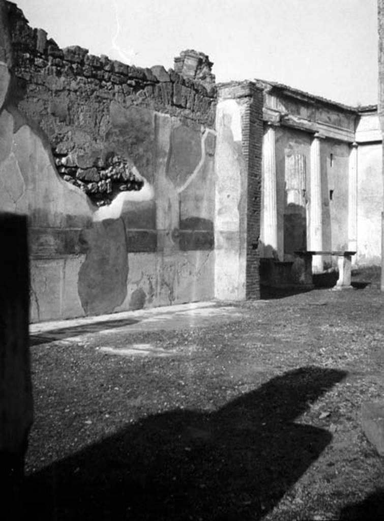 231794 Bestand-D-DAI-ROM-W.874.jpg
VI.9.6 Pompeii. W.874 Room 9, looking towards north wall of tablinum and pseudo-peristyle, at rear.
Photo by Tatiana Warscher. With kind permission of DAI Rome, whose copyright it remains. 
See http://arachne.uni-koeln.de/item/marbilderbestand/231794