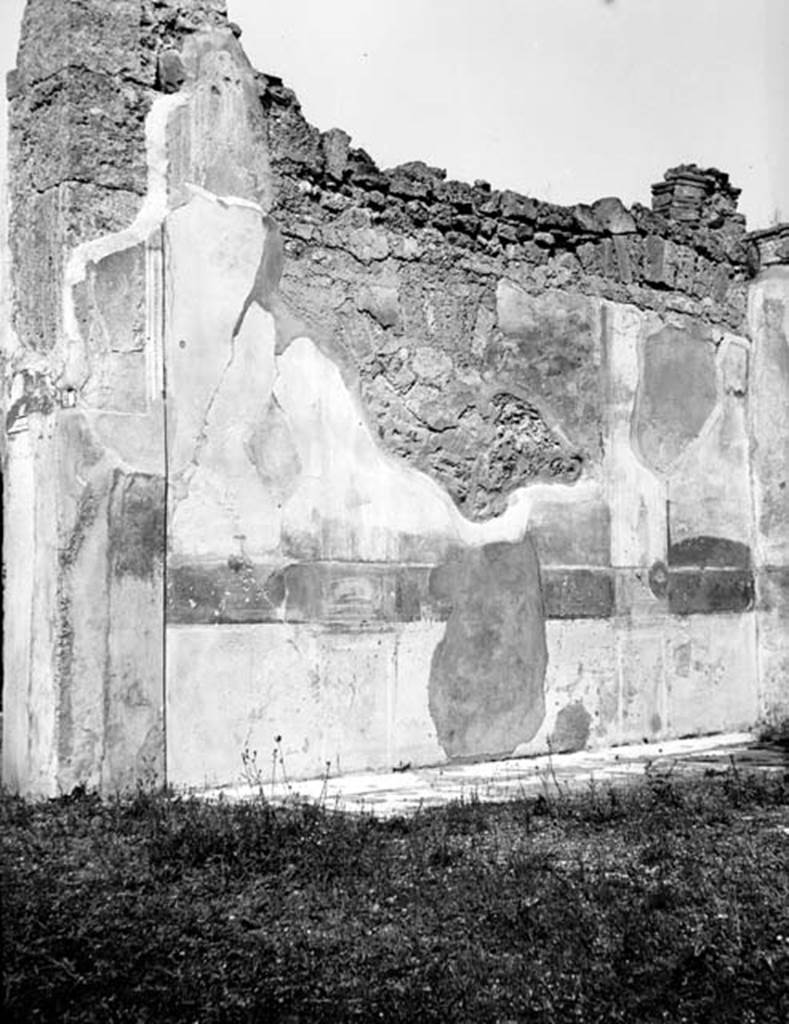 231788 Bestand-D-DAI-ROM-W.854.jpg
VI.9.6 Pompeii. W.854. North wall of tablinum, looking east. The mosaic tablinum floor can be seen at the base of the north wall.
Photo by Tatiana Warscher. With kind permission of DAI Rome, whose copyright it remains. 
See http://arachne.uni-koeln.de/item/marbilderbestand/231788