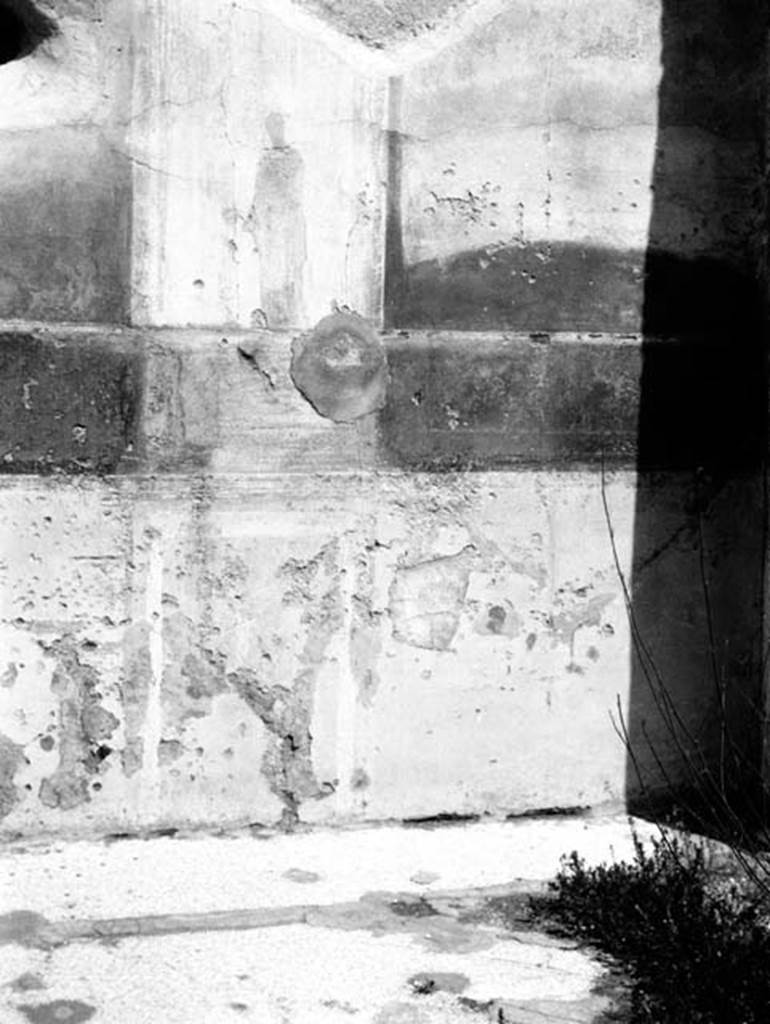 231983 Bestand-D-DAI-ROM-W.856.jpg
VI.9.6 Pompeii. W.856.Room 9, tablinum, north wall at east end.
Photo by Tatiana Warscher. With kind permission of DAI Rome, whose copyright it remains. 
See http://arachne.uni-koeln.de/item/marbilderbestand/231983