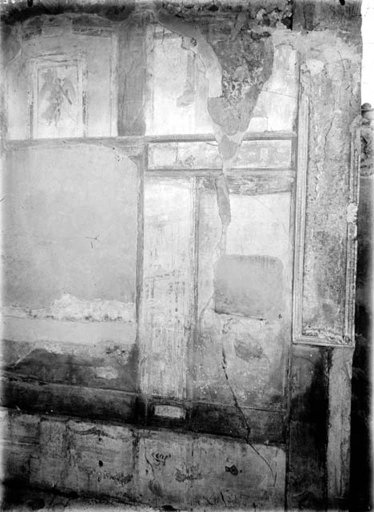 231428 Bestand-D-DAI-ROM-W.253.jpg
VI.9.6 Pompeii. W. 253. Room 9, detail of painting from south wall of tablinum. 
Photo by Tatiana Warscher. With kind permission of DAI Rome, whose copyright it remains. 
See http://arachne.uni-koeln.de/item/marbilderbestand/231428