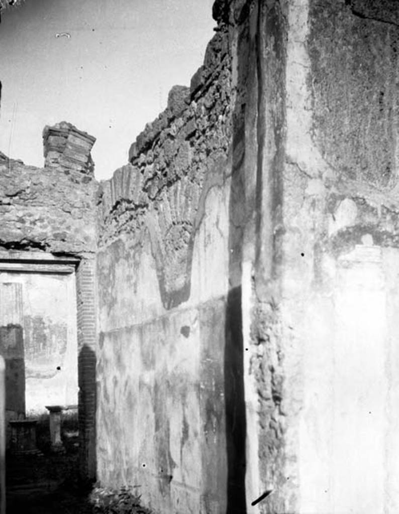 231785 Bestand-D-DAI-ROM-W.846.jpg
VI.9.6 Pompeii. W.846.  Room 10, south wall of corridor.
Photo by Tatiana Warscher. With kind permission of DAI Rome, whose copyright it remains. 
See http://arachne.uni-koeln.de/item/marbilderbestand/231785