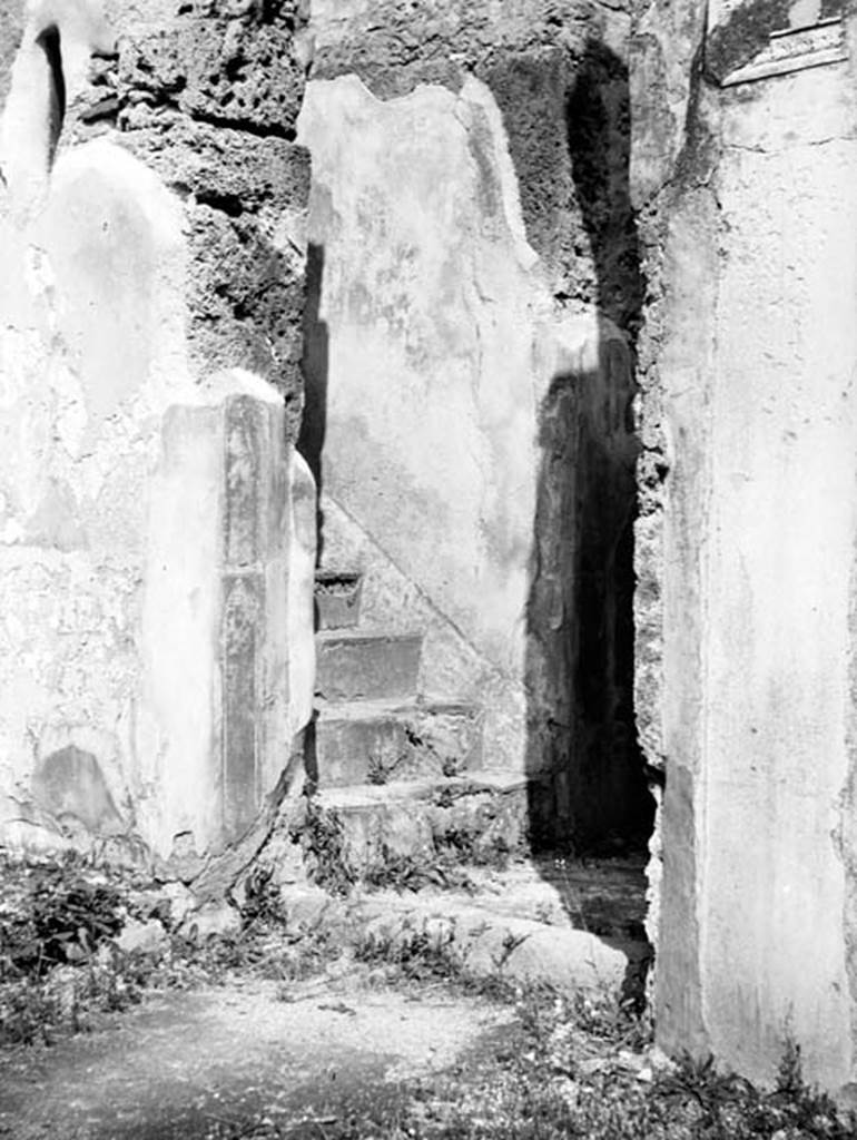 231976 Bestand-D-DAI-ROM-W.844.jpg
VI.9.6 Pompeii. W.844. Doorway to room, with steps in corridor.
Photo by Tatiana Warscher. With kind permission of DAI Rome, whose copyright it remains. 
See http://arachne.uni-koeln.de/item/marbilderbestand/231976