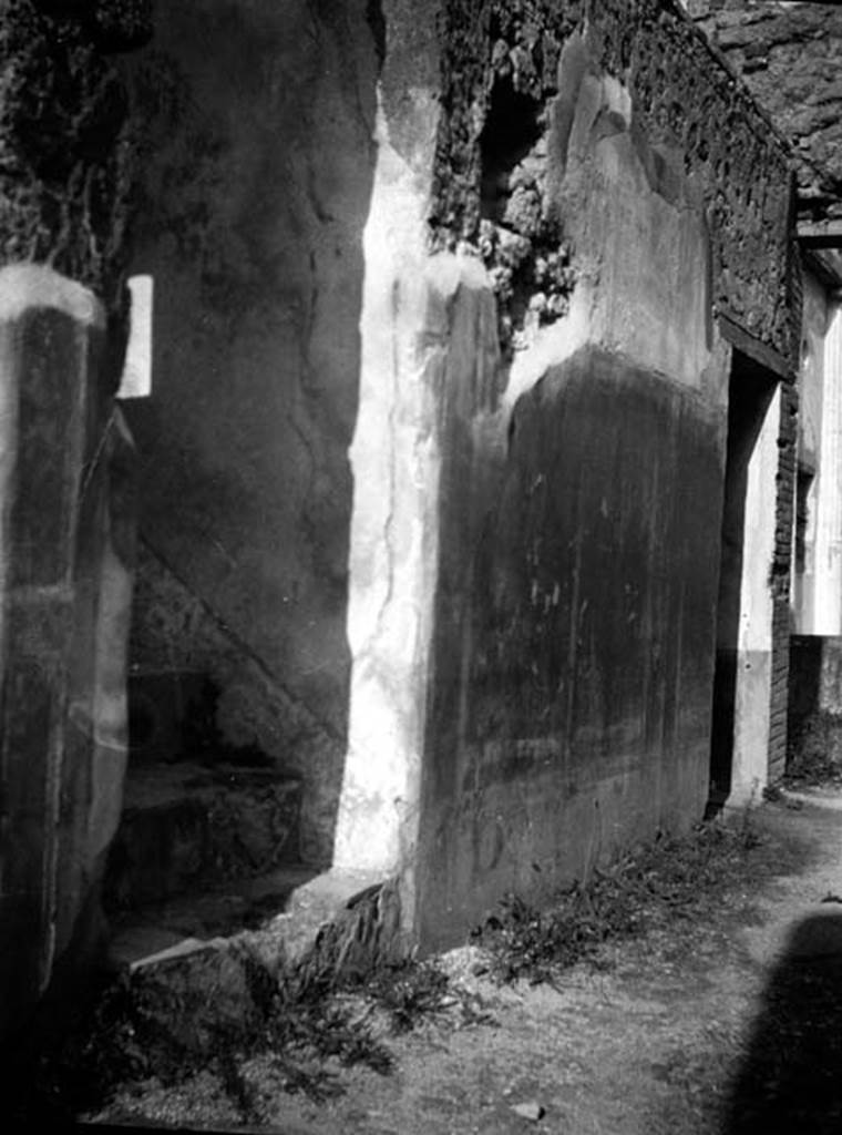 231528 Bestand-D-DAI-ROM-W.845.jpg
VI.9.6 Pompeii. W.845. Room 10, looking east along north side of corridor, at stairs to upper floor and north wall with painted plaster.
Photo by Tatiana Warscher. With kind permission of DAI Rome, whose copyright it remains. 
See http://arachne.uni-koeln.de/item/marbilderbestand/231528