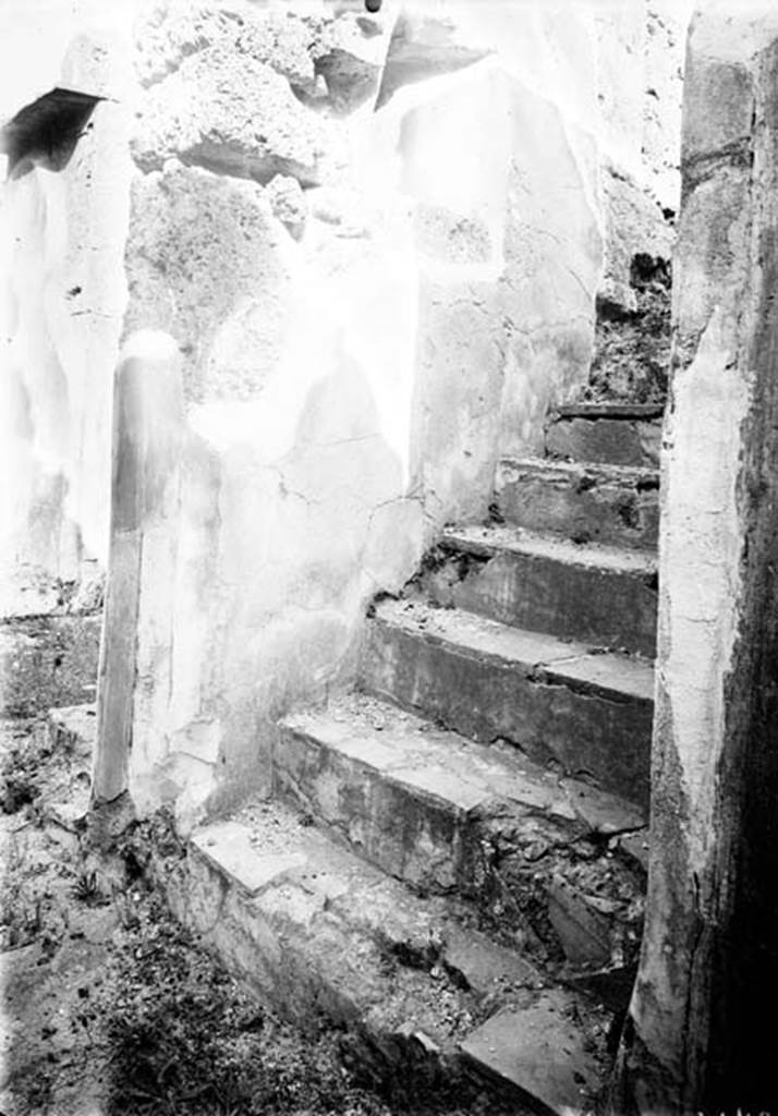 230936 Bestand-D-DAI-ROM-W.0402.jpg
VI.9.6 Pompeii. W.402. Room 10, stairs in corridor. Looking north-west.
Photo by Tatiana Warscher. With kind permission of DAI Rome, whose copyright it remains. 
See http://arachne.uni-koeln.de/item/marbilderbestand/230936