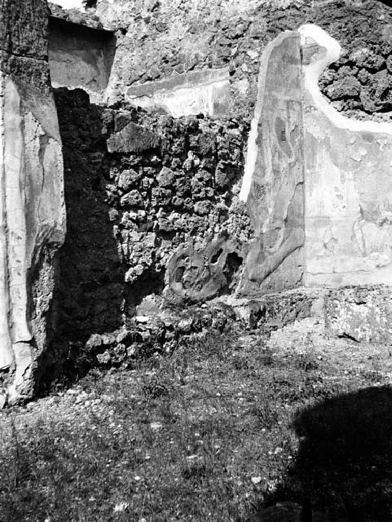 231974 Bestand-D-DAI-ROM-W.841.jpg
VI.9.6 Pompeii. W.841. Room 11, west wall.
Photo by Tatiana Warscher. With kind permission of DAI Rome, whose copyright it remains. 
See http://arachne.uni-koeln.de/item/marbilderbestand/231974