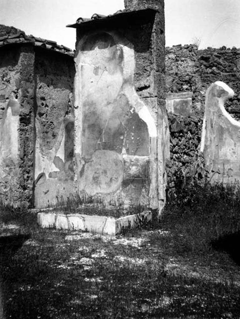 231521 Bestand-D-DAI-ROM-W.805.jpg
VI.9.6 Pompeii. W.805. 
Room 3, looking towards north side of atrium, with marble clad money chest base and doorway to room 11 (on right).
Photo by Tatiana Warscher. Photo © Deutsches Archäologisches Institut, Abteilung Rom, Arkiv.