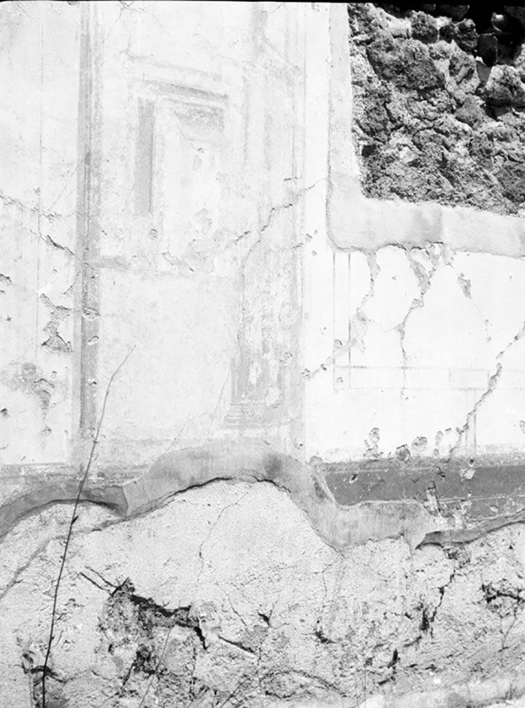 VI.9.6 Pompeii. W.820. Room 14, remains of painted decoration at west end of north wall.
Photo by Tatiana Warscher. Photo © Deutsches Archäologisches Institut, Abteilung Rom, Arkiv.
