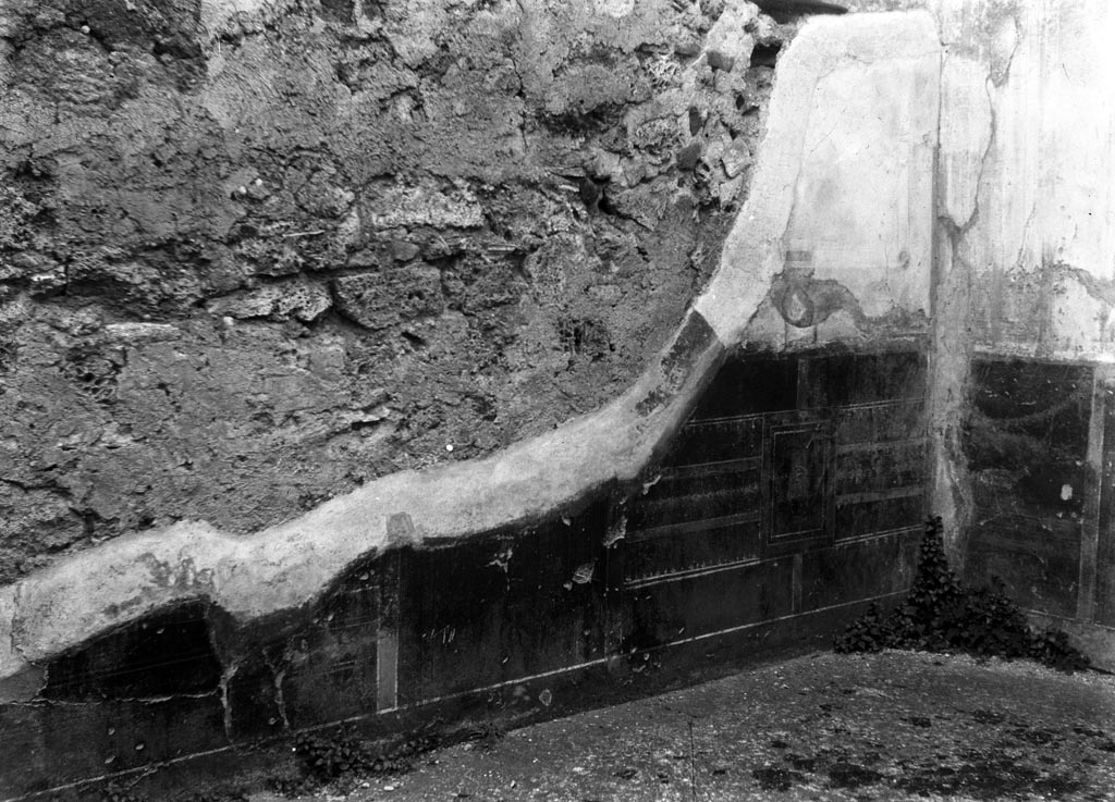 VI.9.6 Pompeii. W.825. Room 14, remains of wall decorations from south wall.
Photo by Tatiana Warscher. Photo © Deutsches Archäologisches Institut, Abteilung Rom, Arkiv.
