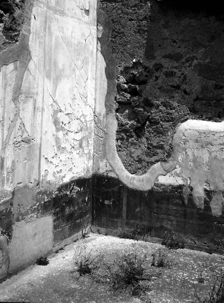 VI.9.6 Pompeii. W.822. Room 14, north-east corner.
Photo by Tatiana Warscher. Photo © Deutsches Archäologisches Institut, Abteilung Rom, Arkiv.