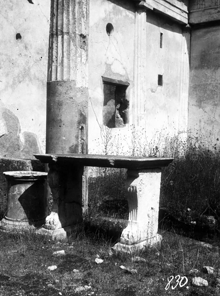 VI.9.6 Pompeii. W.915. Looking towards north-east corner of pseudo-peristyle, with puteal and table.
Photo by Tatiana Warscher. Photo © Deutsches Archäologisches Institut, Abteilung Rom, Arkiv.