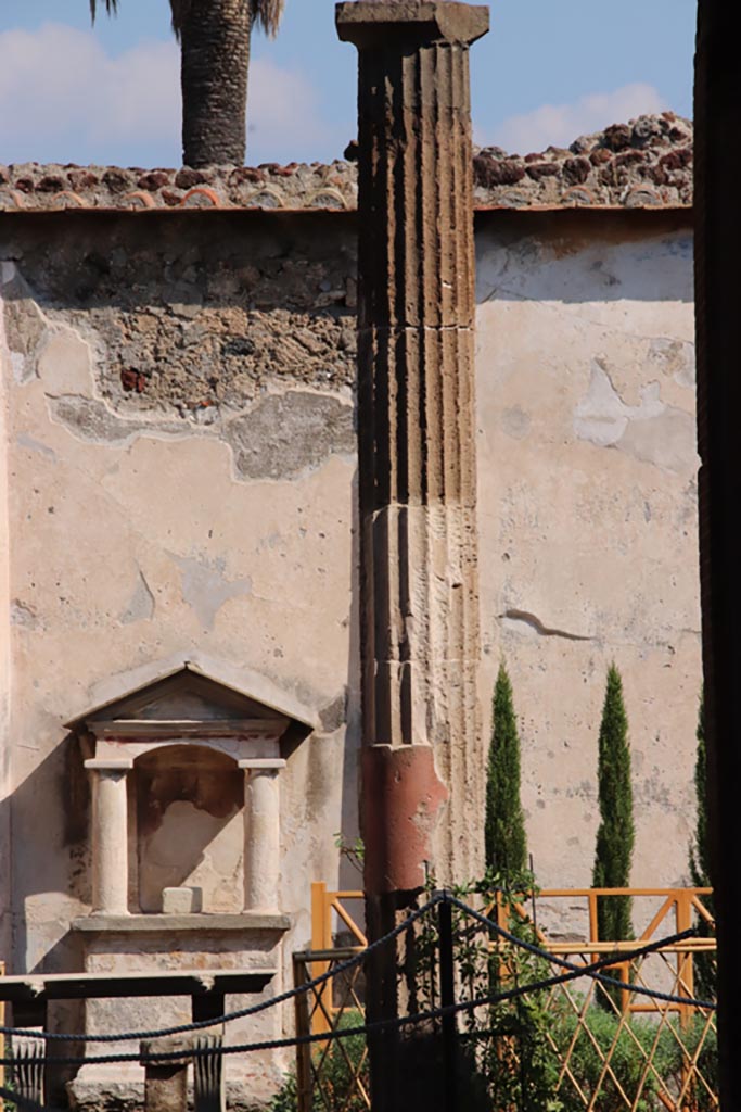 VI.9.6 Pompeii. October 2022. 
Area 17, looking towards column on west portico. Photo courtesy of Klaus Heese.