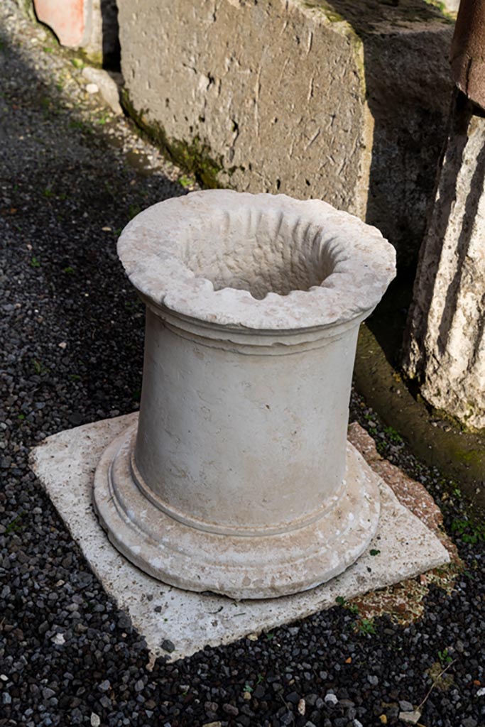 VI.9.6 Pompeii. January 2023. 
Room 17, puteal on edge of west portico of pseudo-peristyle. Photo courtesy of Johannes Eber.
