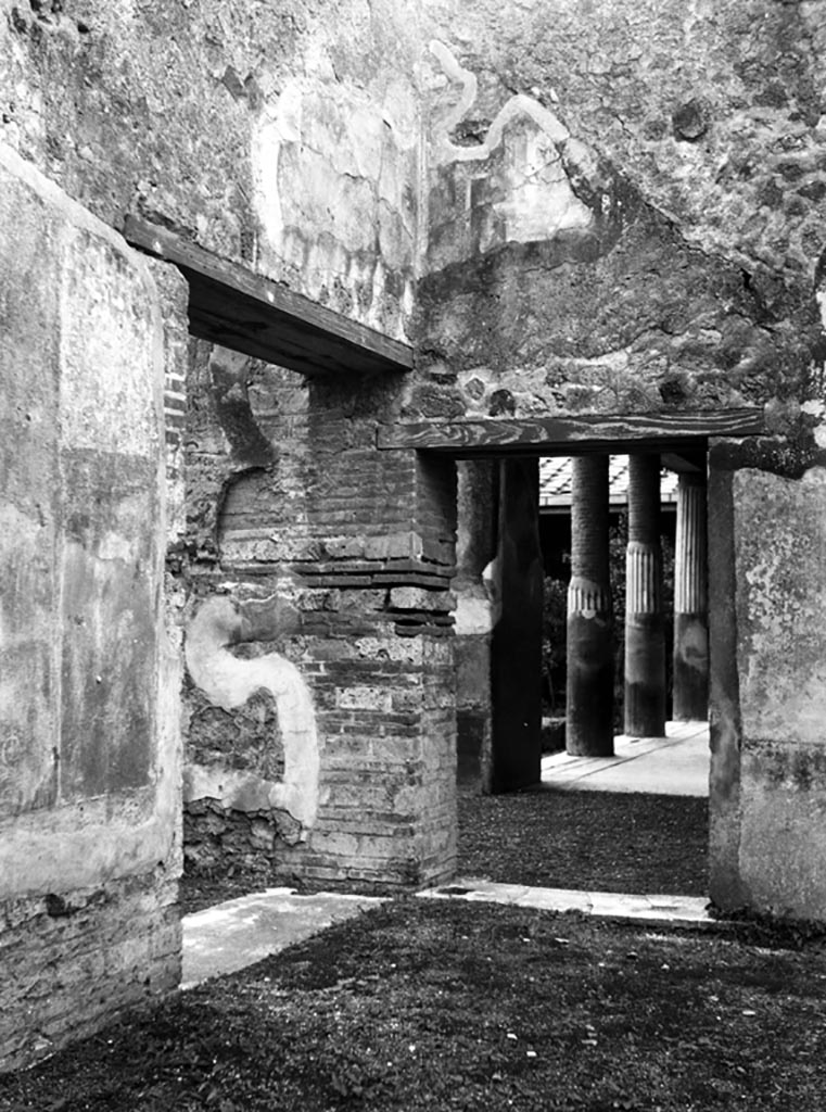 VI.9.6 Pompeii. W.882. Looking towards south-west corner of pseudo-peristyle 17.
The doorway into room 22 is on the left.
On the left of this doorway would have been the wall painting of Phaedra, the nurse and Hippolytus.
The doorway into the peristyle 6, is on the right. 
Photo by Tatiana Warscher. Photo © Deutsches Archäologisches Institut, Abteilung Rom, Arkiv.