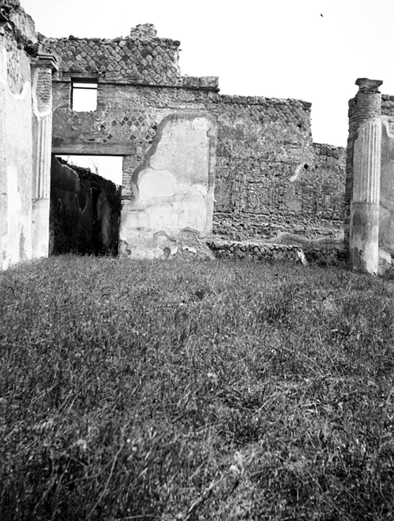 VI.9.6 Pompeii. W.881. Room 17, the pseudo-peristyle. 
Looking south at east end towards south wall and doorway and window to corridor 26, on left.
On the right, the large window from room 22, the large exedra, can be seen.
Photo by Tatiana Warscher. Photo © Deutsches Archäologisches Institut, Abteilung Rom, Arkiv.