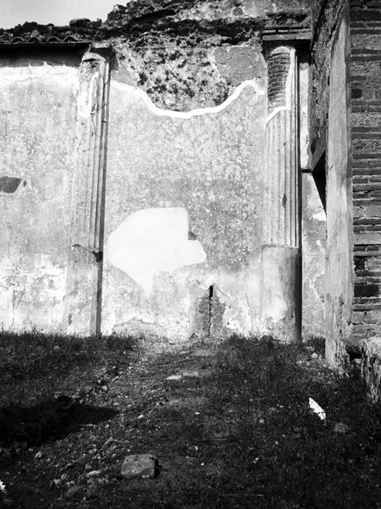 VI.9.6 Pompeii. W.878. Room 17, pseudo-peristyle, looking east at south end.
Photo by Tatiana Warscher. Photo © Deutsches Archäologisches Institut, Abteilung Rom, Arkiv. 
According to Jashemski, on the edge of the garden at the south side there was also a fence.
The posts would have been anchored in small square sockets of tufa.
The slot in the east wall in a line with the sockets (above centre) was where the fence would have fixed to the wall.
This shows that the fence would have been 0.68m high.
See Jashemski, W. F., 1993. The Gardens of Pompeii, Volume II: Appendices. New York: Caratzas. (p.138-9)
