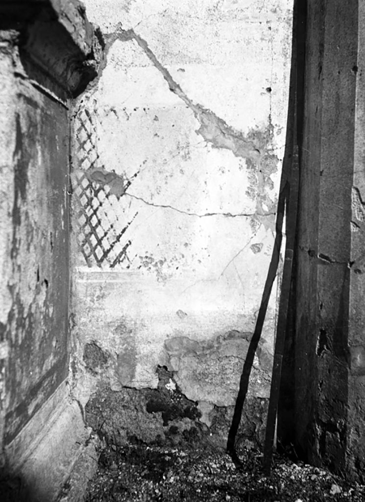 VI.9.6 Pompeii. W.911. 
Room 17, east wall of pseudo-peristyle, showing remains of painted wall trellis on south side of aedicula lararium.
Photo by Tatiana Warscher. Photo © Deutsches Archäologisches Institut, Abteilung Rom, Arkiv.