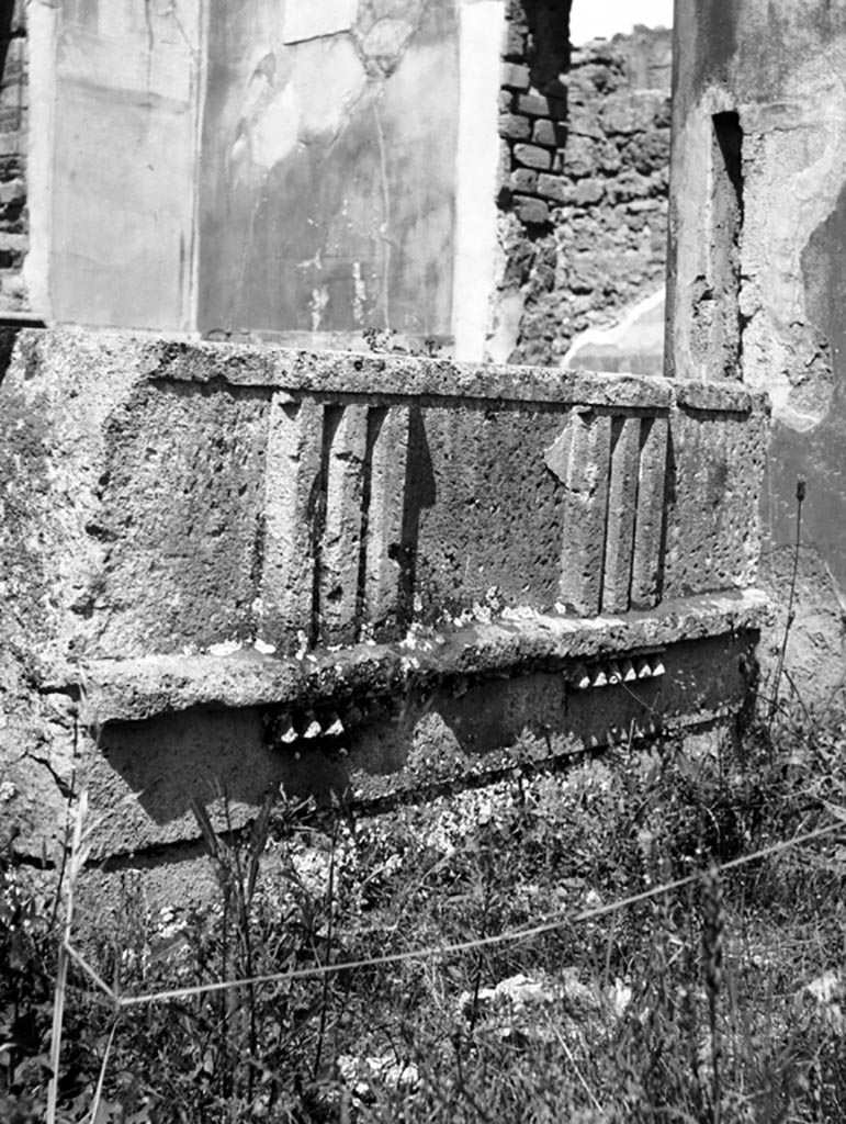 VI.9.6 Pompeii. W.914. Room 17, west portico, fragment of tufa architrave. 
Photo by Tatiana Warscher. Photo © Deutsches Archäologisches Institut, Abteilung Rom, Arkiv.