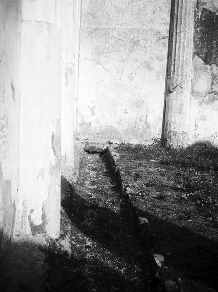 VI.9.6 Pompeii. W.903.
Room 17, looking towards north-east corner along channel for rainwater drainage in pseudo-peristyle, along base of north wall.
Photo by Tatiana Warscher. Photo © Deutsches Archäologisches Institut, Abteilung Rom, Arkiv.
