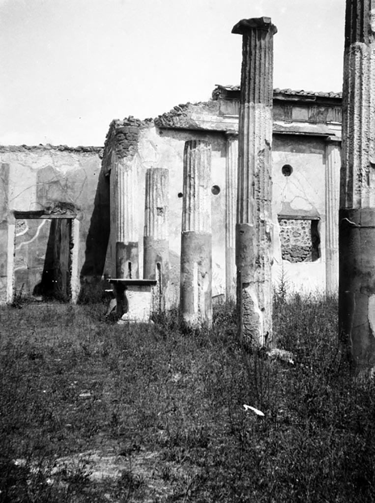 VI.9.6 Pompeii. W.901. 
Room 17, looking towards north-west corner of west portico, the doorway to room 20, and the north wall of the pseudo-peristyle.
Photo by Tatiana Warscher. Photo © Deutsches Archäologisches Institut, Abteilung Rom, Arkiv.