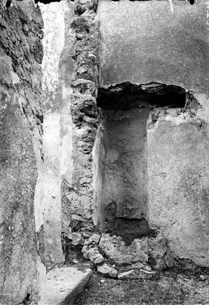 231674 Bestand-D-DAI-ROM-W.294.jpg
VI.9.6 Pompeii. W.294. Doorway to room 19, on left, in small vestibule between rooms 18 and 19.Looking south.
Photo by Tatiana Warscher. With kind permission of DAI Rome, whose copyright it remains. 
See http://arachne.uni-koeln.de/item/marbilderbestand/231674