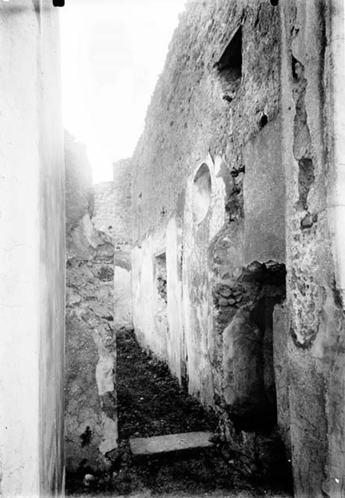 230930 Bestand-D-DAI-ROM-W.0318.jpg
VI.9.6 Pompeii. W.318. Room 19, looking towards doorway from small vestibule.
Photo by Tatiana Warscher. With kind permission of DAI Rome, whose copyright it remains. 
See http://arachne.uni-koeln.de/item/marbilderbestand/230930