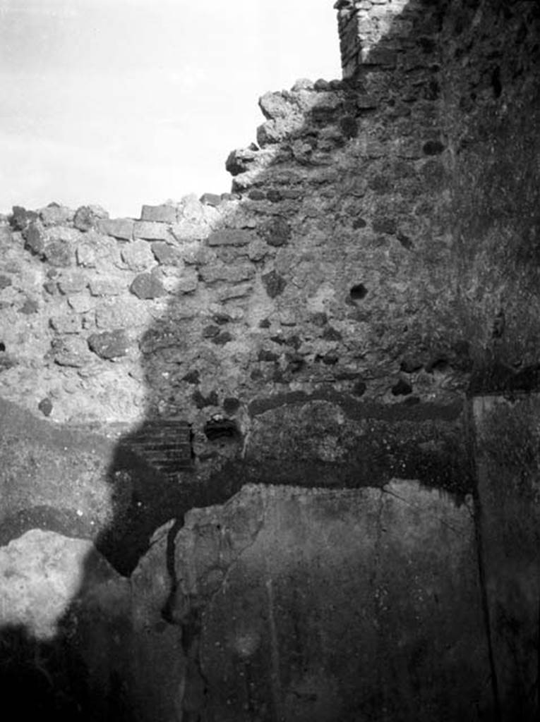 231576 Bestand-D-DAI-ROM-W.0939.jpg
VI.9.6 Pompeii. W.939.  Room 19, east wall.
Photo by Tatiana Warscher. With kind permission of DAI Rome, whose copyright it remains. 
See http://arachne.uni-koeln.de/item/marbilderbestand/231576