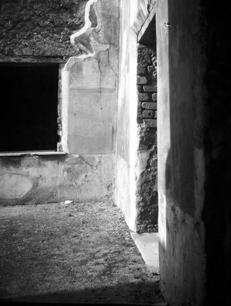 231544 Bestand-D-DAI-ROM-W.891.jpg
VI.9.6 Pompeii. W.891. Pseudo-peristyle, looking west on the north-west side, with window to room 21, on left, and doorway to room 20, on right.
Photo by Tatiana Warscher. With kind permission of DAI Rome, whose copyright it remains. 
See http://arachne.uni-koeln.de/item/marbilderbestand/231544