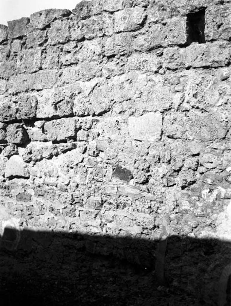 231574 Bestand-D-DAI-ROM-W.0931.jpg
VI.9.6 Pompeii. W.931. Room 20, north wall, looking towards west end.
Photo by Tatiana Warscher. With kind permission of DAI Rome, whose copyright it remains. 
See http://arachne.uni-koeln.de/item/marbilderbestand/231574