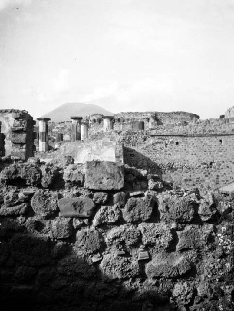 231328 Bestand-D-DAI-ROM-W.0934.jpg
VI.9.6 Pompeii. W.934. Room 20, looking above upper north wall towards rooms in VI.9.5 and peristyle columns, with Vesuvius towering above.
Photo by Tatiana Warscher. With kind permission of DAI Rome, whose copyright it remains. 
See http://arachne.uni-koeln.de/item/marbilderbestand/231328