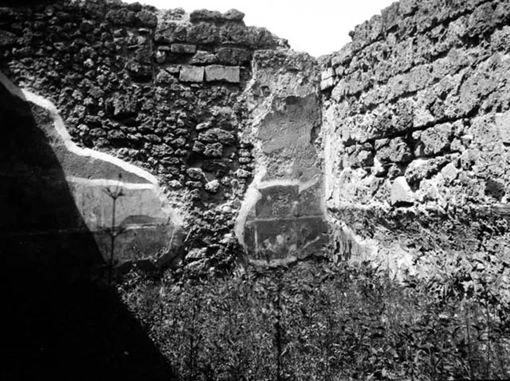 231089 Bestand-D-DAI-ROM-W.0929.jpg
VI.9.6 Pompeii. W.929. Room 20, west wall and north-west corner.
Photo by Tatiana Warscher. With kind permission of DAI Rome, whose copyright it remains. 
See http://arachne.uni-koeln.de/item/marbilderbestand/231089