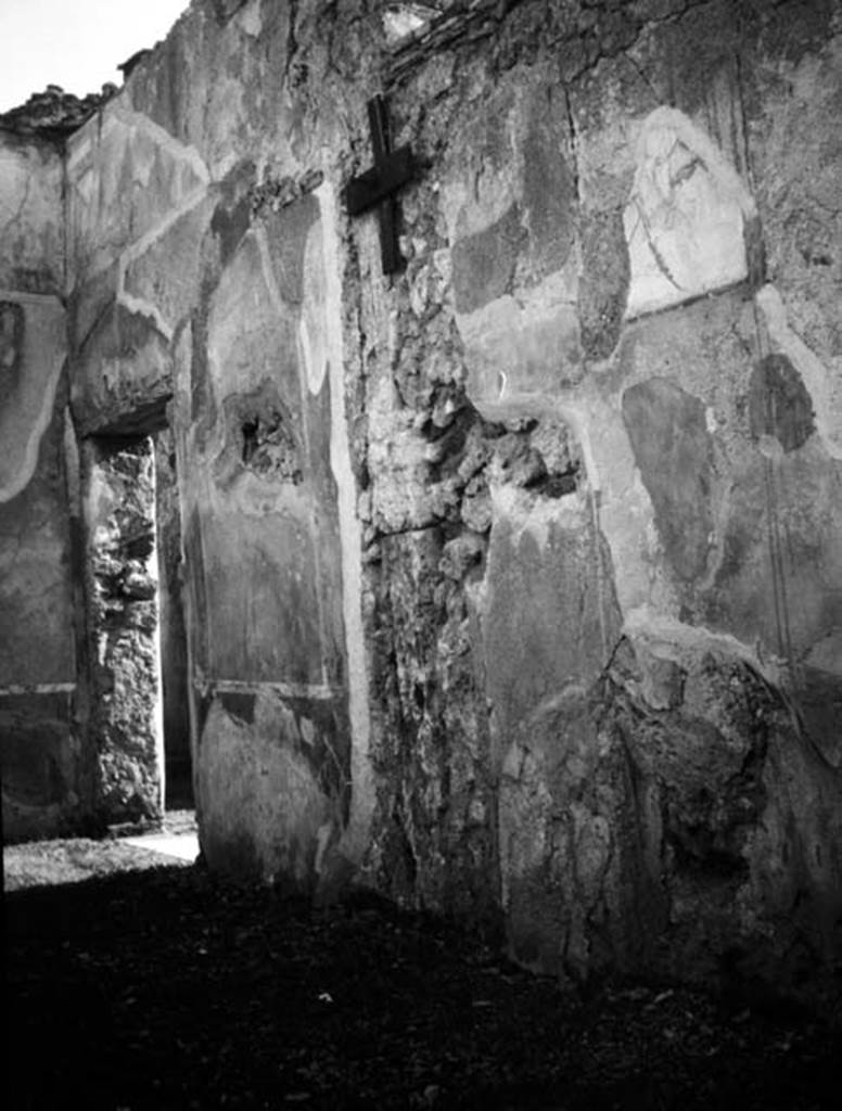 231088 Bestand-D-DAI-ROM-W.0927.jpg
VI.9.6 Pompeii. W.927. Room 20, south wall and south-east corner, with remains of wall painting of Narcissus.
Photo by Tatiana Warscher. With kind permission of DAI Rome, whose copyright it remains. 
See http://arachne.uni-koeln.de/item/marbilderbestand/231088