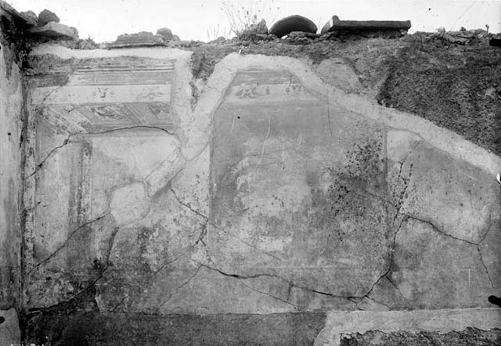 230926 Bestand-D-DAI-ROM-W.0314.jpg
VI.9.6 Pompeii. W.314. Room 20: wall decorations from above doorway on south wall.
Photo by Tatiana Warscher. With kind permission of DAI Rome, whose copyright it remains. 
See http://arachne.uni-koeln.de/item/marbilderbestand/230926