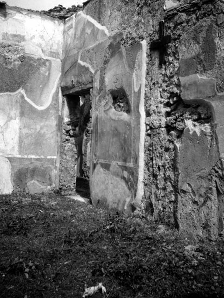 231838 Bestand-D-DAI-ROM-W.0925.jpg
VI.9.6 Pompeii. W.925. Room 20, south-east corner and doorway to pseudo-peristyle.
Photo by Tatiana Warscher. With kind permission of DAI Rome, whose copyright it remains. 
See http://arachne.uni-koeln.de/item/marbilderbestand/231838
